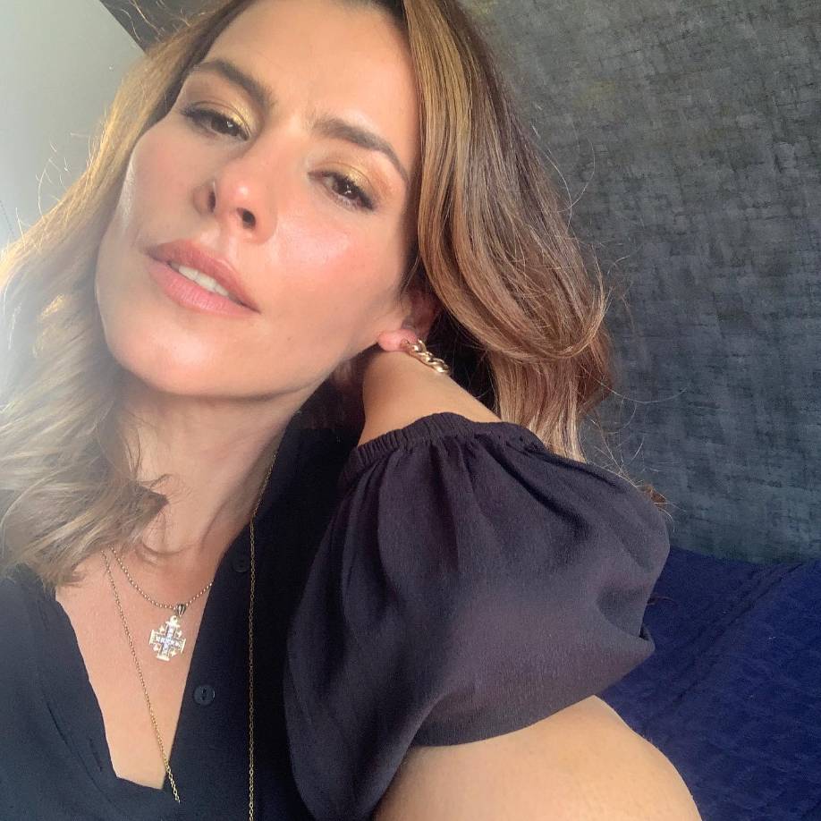 “Es una realidad de nuestra sociedad y tal vez en ese momento era aún más, y en la época de mi madre y de mi abuela todavía más, claro, pero la dicha es que hoy en día este rol de esa mujer sumisa, víctima, de esa mujer incapaz, se ha transformado y yo creo que esto ya está siendo más equitativo de alguna manera”, insiste la colombiana. 