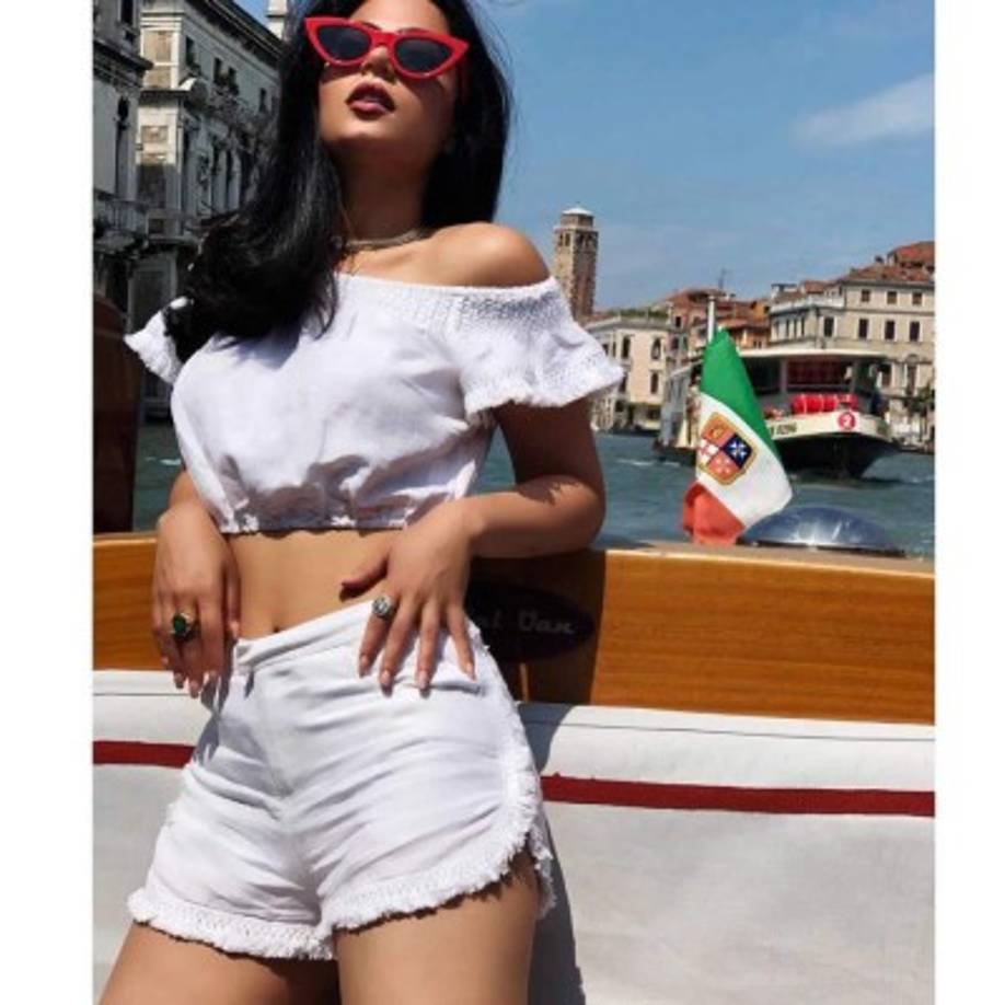 Emeraude Toubia es una actriz, presentadora, modelo y reina de belleza canadiense con ascendencia mexicana.