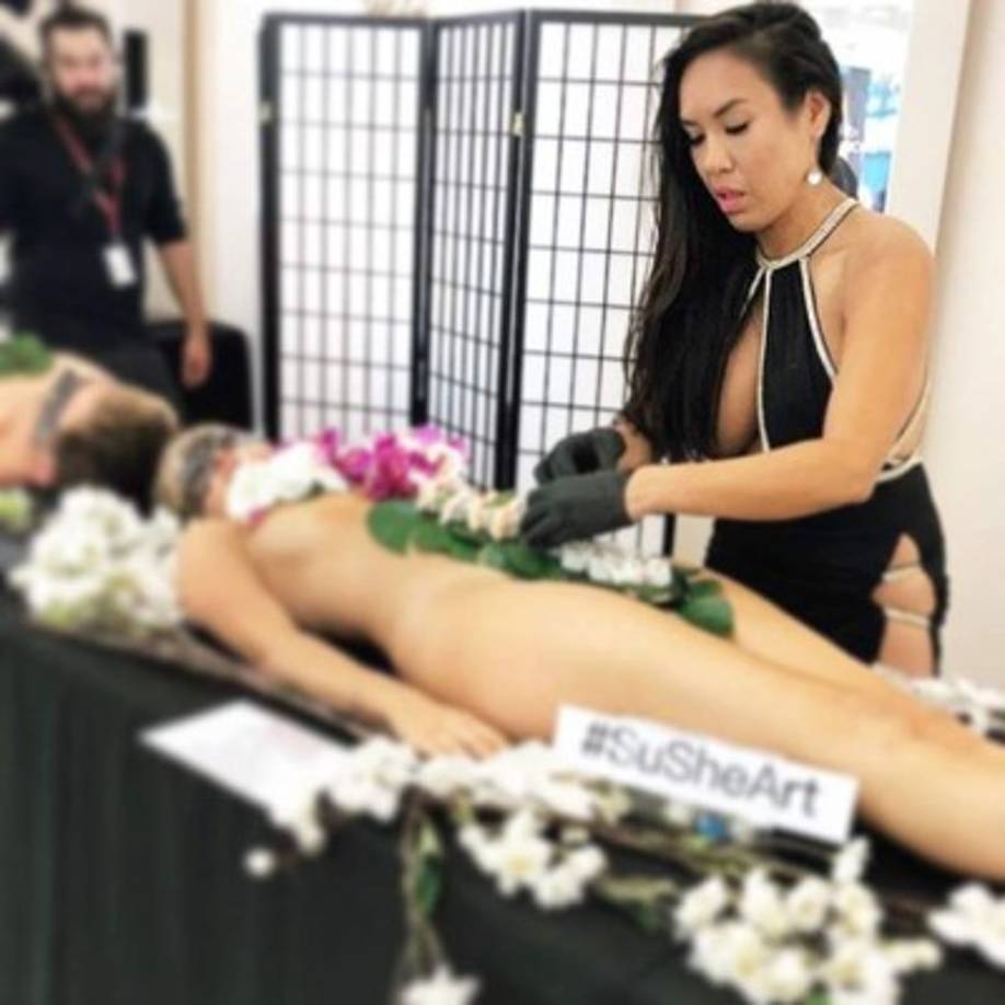 Además se ser periodista, Jenny Sushe es 'la reina del sushi al desnudo', como le conocen a su otra faceta.