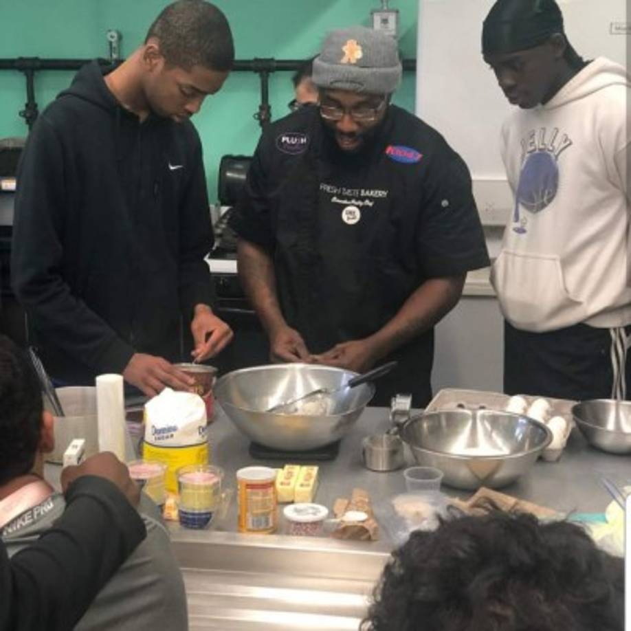 Nacido en Nueva York, pero con sus raíces en la comunidad garífuna de Iriona, Colón, en Honduras, Chef Fresh empezó a utilizar en la repostería los conocimientos adquiridos en la calle. La precisión en las medidas que utilizaba para la venta de droga le facilitó su proceso de adaptación a este nuevo oficio, donde inmediatamente se sintió en un territorio familiar. <br/>