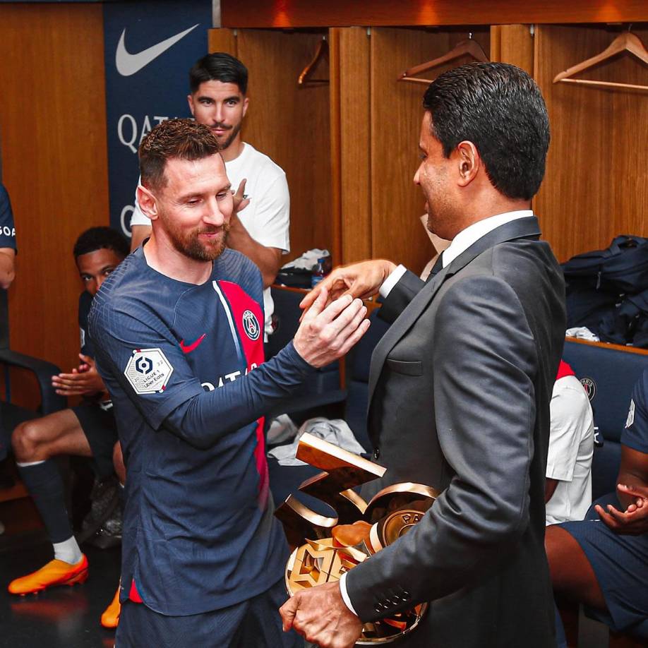 Nasser Al-Khelaïfi, presidente del PSG, entró al vestuario y entregó un renocimiento a Messi en su despedida.