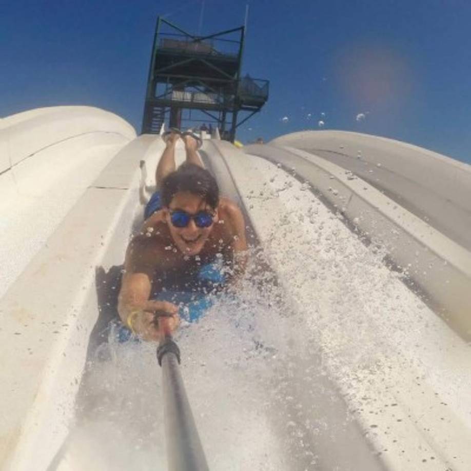El joven disfrutaba de viajar con sus amigos, sobre todo del mar.