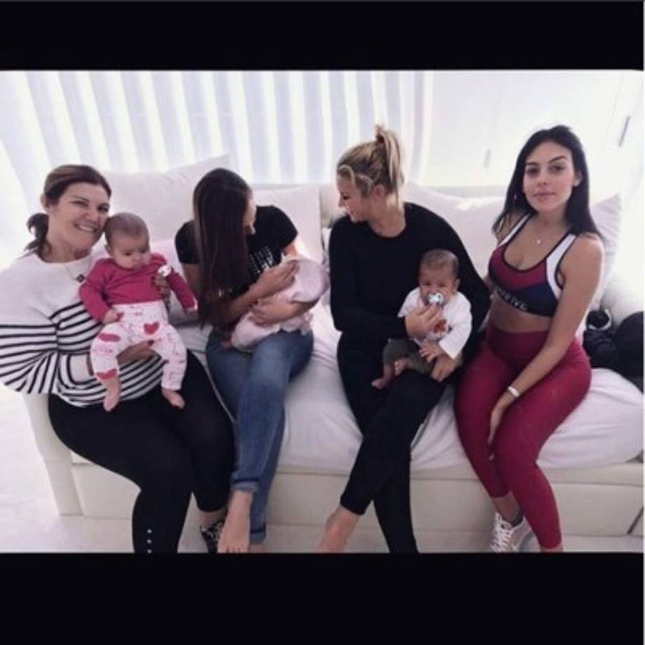 'Día de partido en familia', escribió junto a esta foto que ha dejado con la boca abierta a muchos de sus fans y a pesar que aún muestra su abdomen inflamado los comentarios de felicitaciones por su físico no se hicieron esperar.