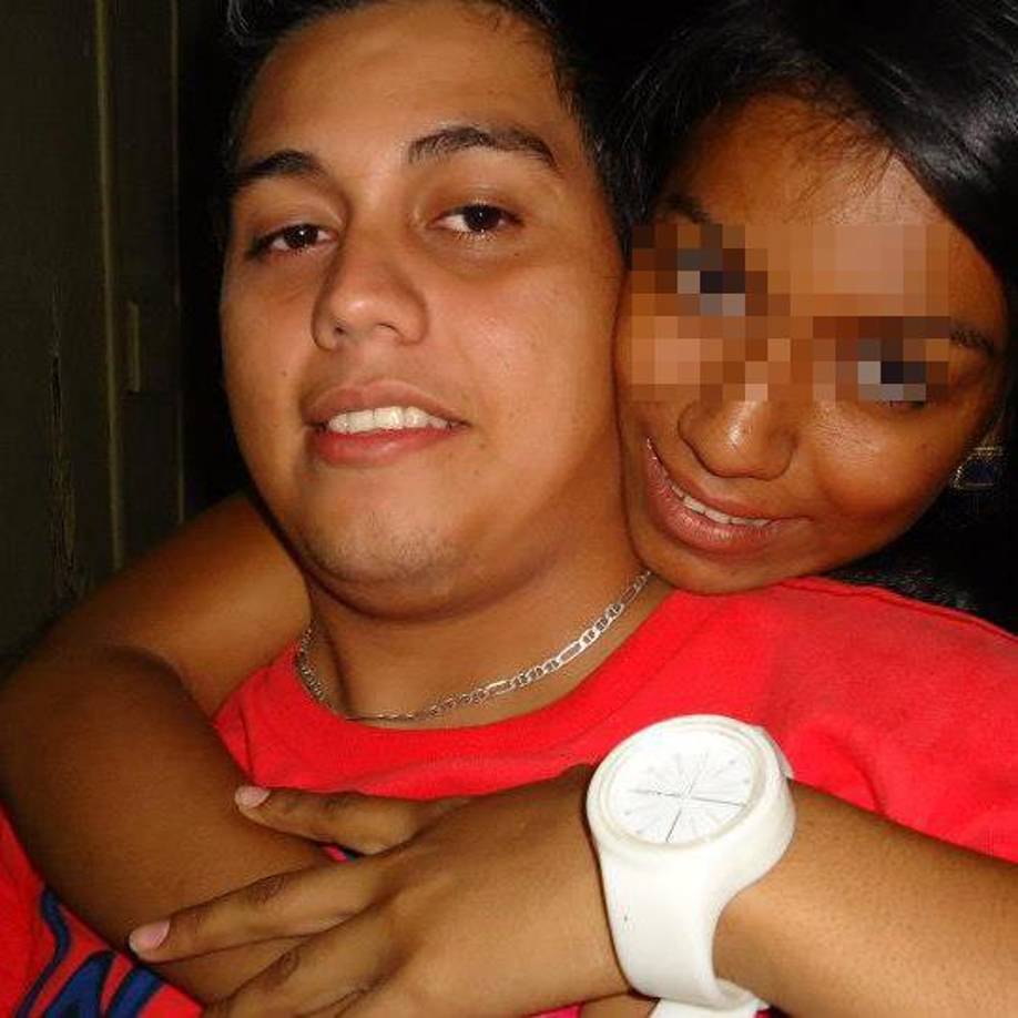 El ingeniero en su intento por salvar su vida comienza a rodar por el suelo mientras en hombre le sigue disparando.