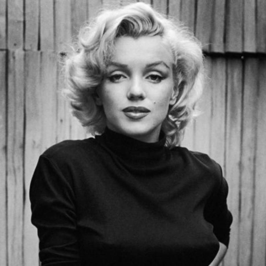 En todas las fotografías lucía radiante y sonriente. Sin embargo, Marilyn Monroe era una persona profundamente triste. Tiene sentido cuando piensas en que la mujer más deseada y admirada del mundo no podía encontrar la felicidad con ningún hombre; increíblemente famosa y su propia madre no la reconocía; deseosa de tener una familia e incapaz de mantener un embarazo. <br/>