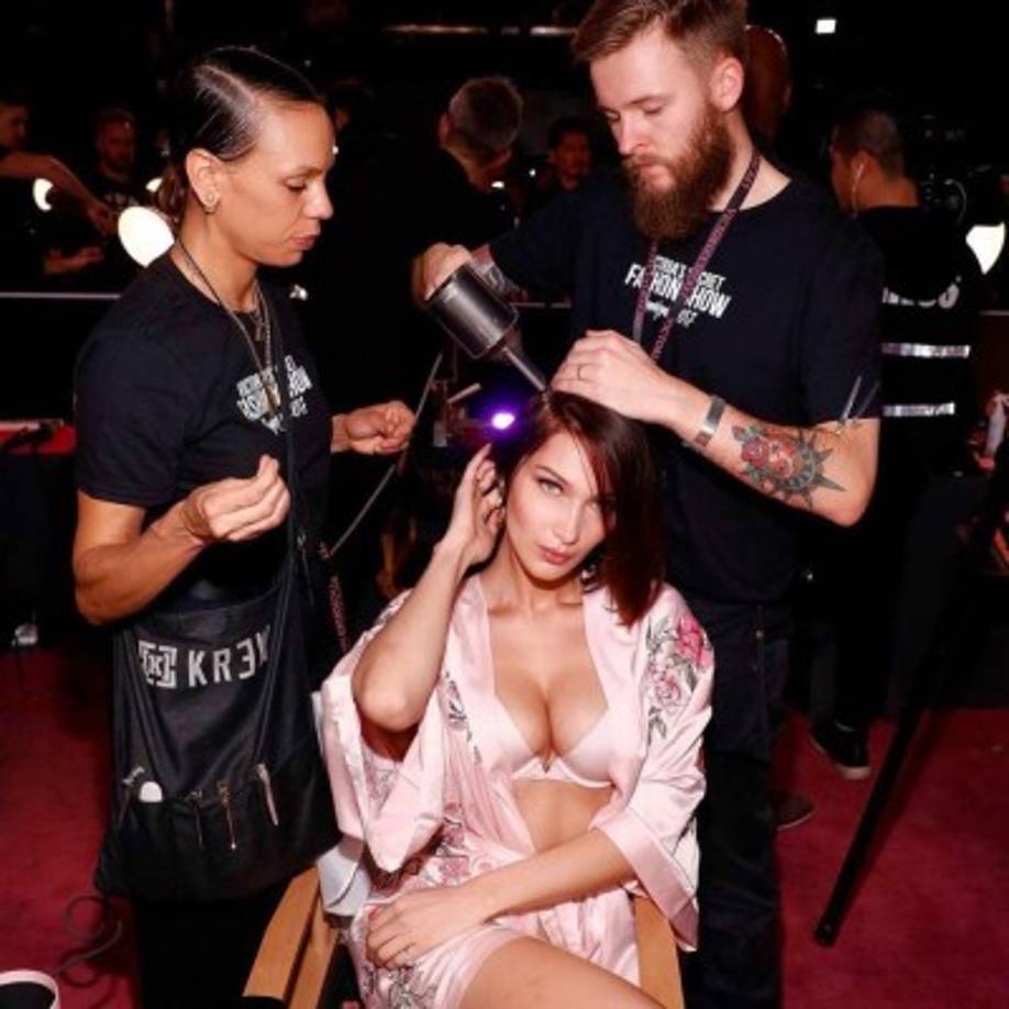 La sexy modelo cautivó con una foto en bata de seda antes de subir a la pasarela, con esa misma imagen compartió su alegría con sus más de 15 millones de seguidores en Instagram.<br/>(foto:instagram Bella Hadid )