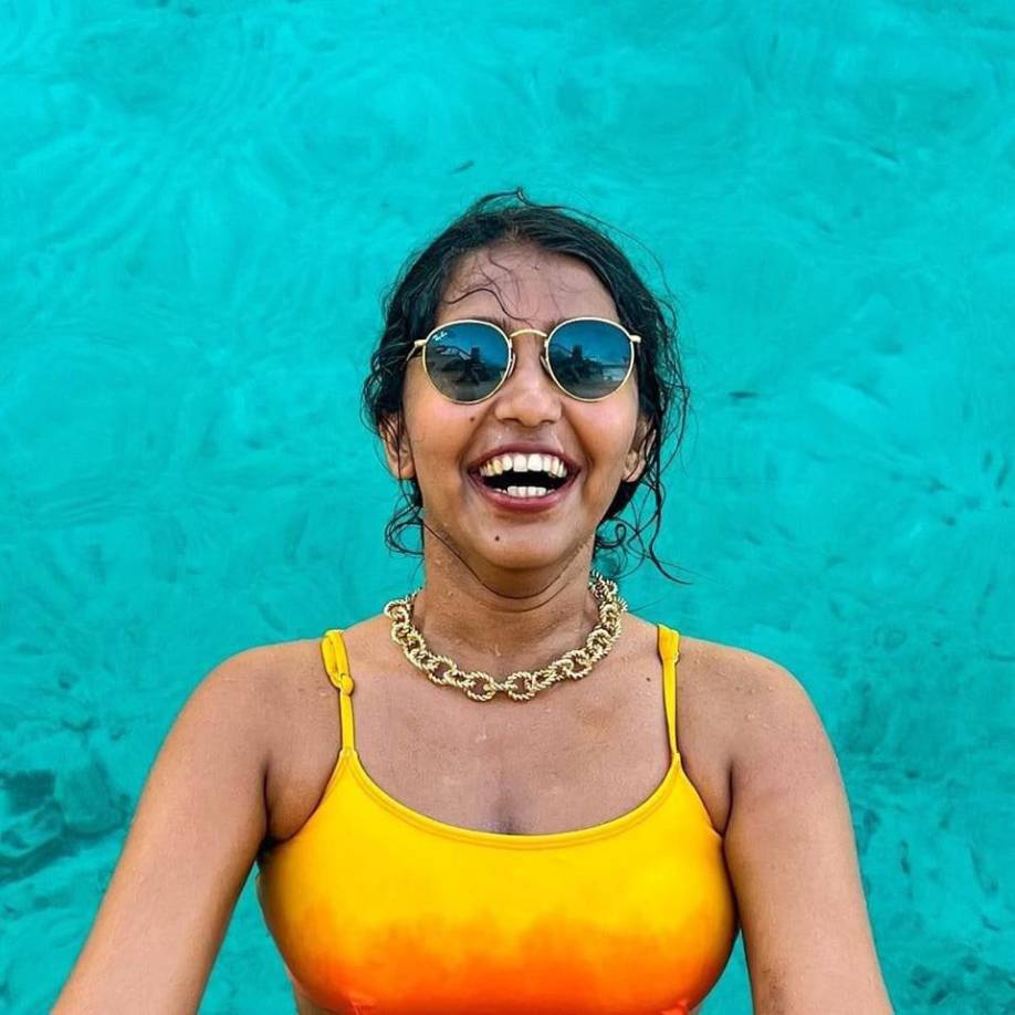 La creadora de contenido estaba visitando la cascada Kumbhe, a unas 80 millas al sur de Mumbai, cuando se resbaló y cayó en un desfiladero mientras grababa vídeos para Instagram, confirmó la policía local el martes, según El Tiempo Económico.