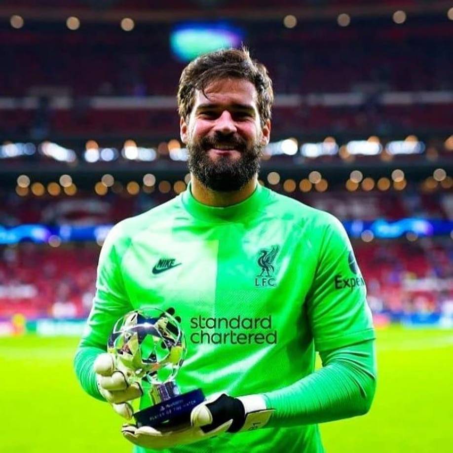 Él es Alisson Becker, el portero brasileño que juega en la Liga Premier.