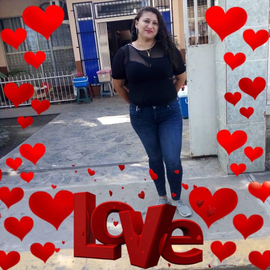 El impacto fue tan fuerte que su motocicleta quedó atrapada bajo el transporte público, lo que dificultó cualquier intento de rescate inmediato.