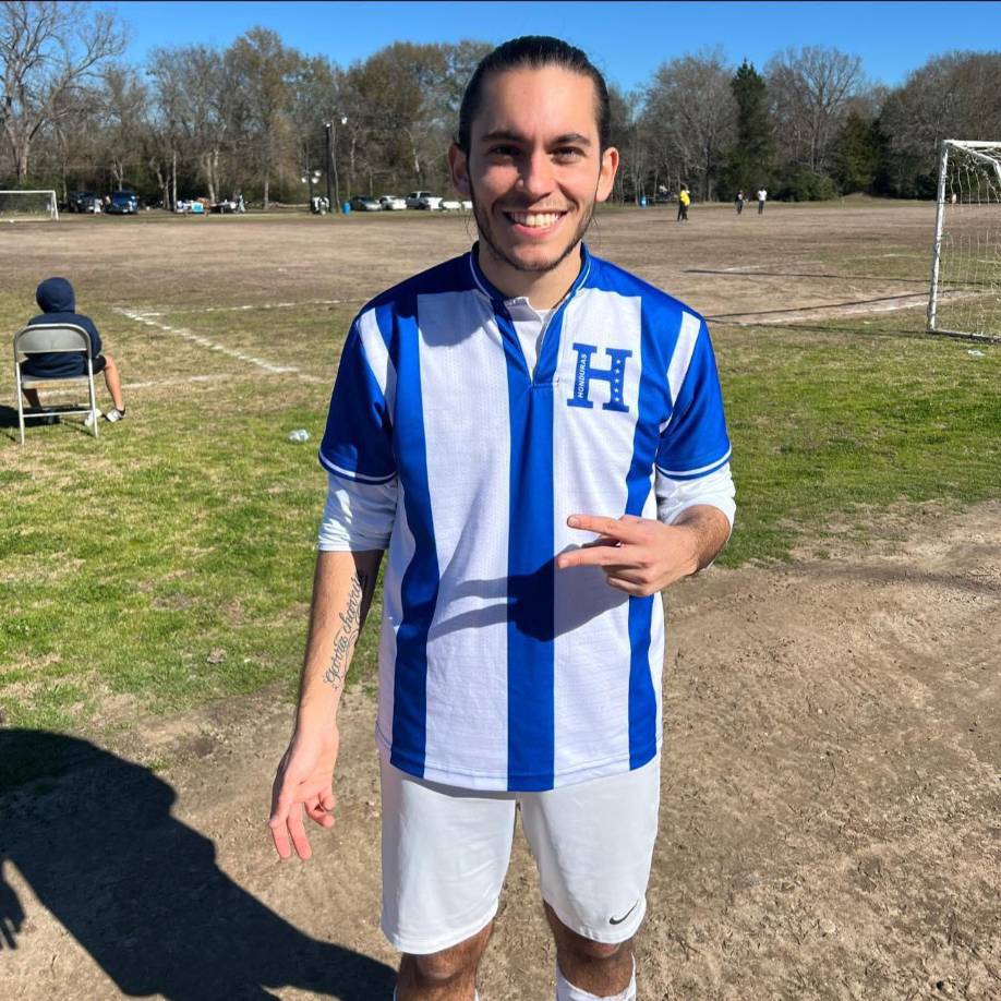 Carlos Eduardo Espina es un un joven muy activo en las redes sociales donde comparte sus proyectos de apoyo a migrantes de la región centroamericana.