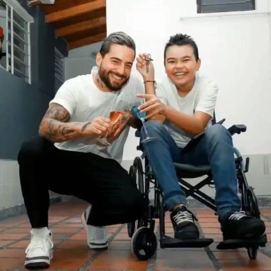 Como se comentó anteriormente, Maluma llenó de regalos y atenciones a Bastian. Una Navidad, el jovencito compartió que el cantante de “Diablo, que chimba” le regaló un celular de alta gama último modelo. 