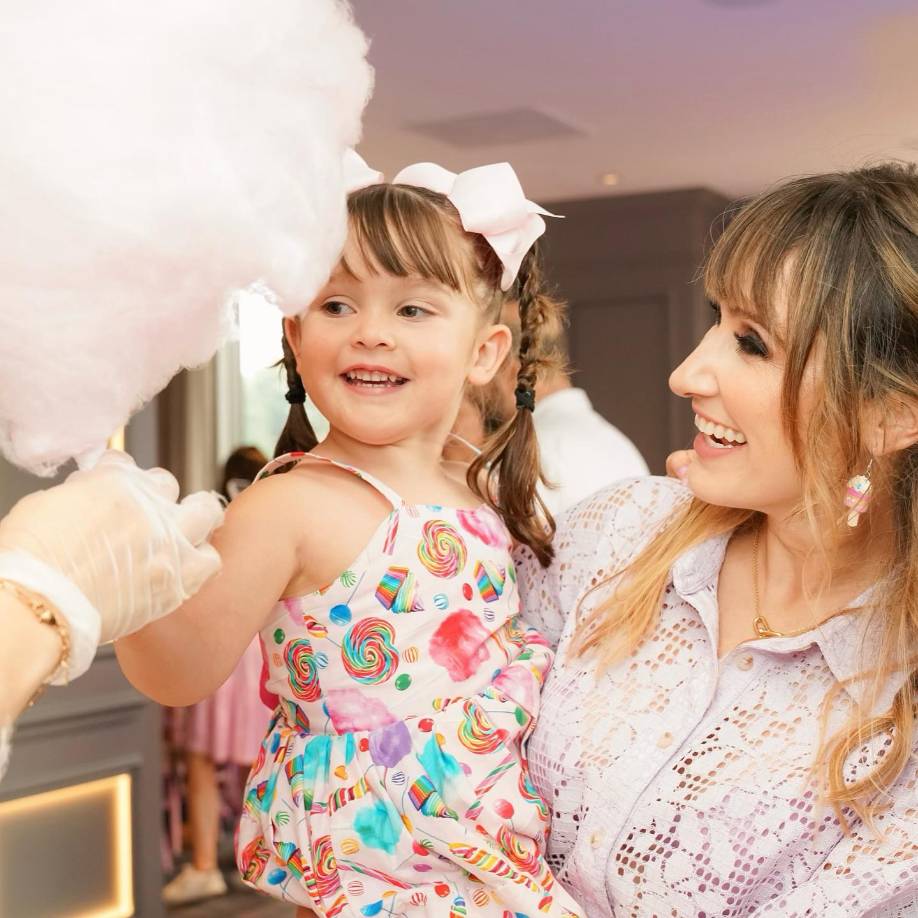No se puede negar que la pequeña Mathilda es muy parecida a su madre, incluso, ambas lucen el mismo corte de cabello para parecerse más, un flequillo en la frente que las hace verse como dos gotas de agua. La niña es hija de Juan Carlos Herrera, un importante empresario mexicano que se casó con Hanna el 9 de enero de 2016, tras cuatro años de noviazgo. 