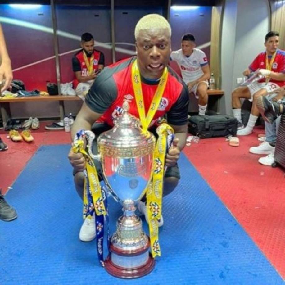 El comediante hondureño, Franklin Lewis, mejor conocido como 'La Taflo', fue el 'infiltrado' en la celebración del Olimpia. Ya va festejando varios títulos con los merengues. Es muy amigo de los jugadores.