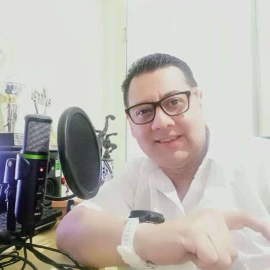 Comenzó narrando en la voz de Centroamérica con el recordado “Maco”. Pinto, luego pasó a Power FM, luego Radio El Mundo. 