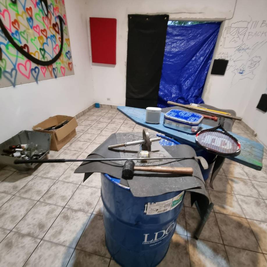 Entre las medidas de protección está, utilizar el traje de protección, usar la máscara de seguridad, uso de audífonos, prohibido los zapatos de tela y para las mujeres tener atado su cabello.