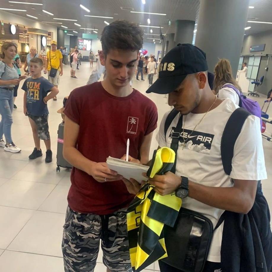 Edwin Rodríguez estuvo firmando autógrafos a su llegada a Grecia.