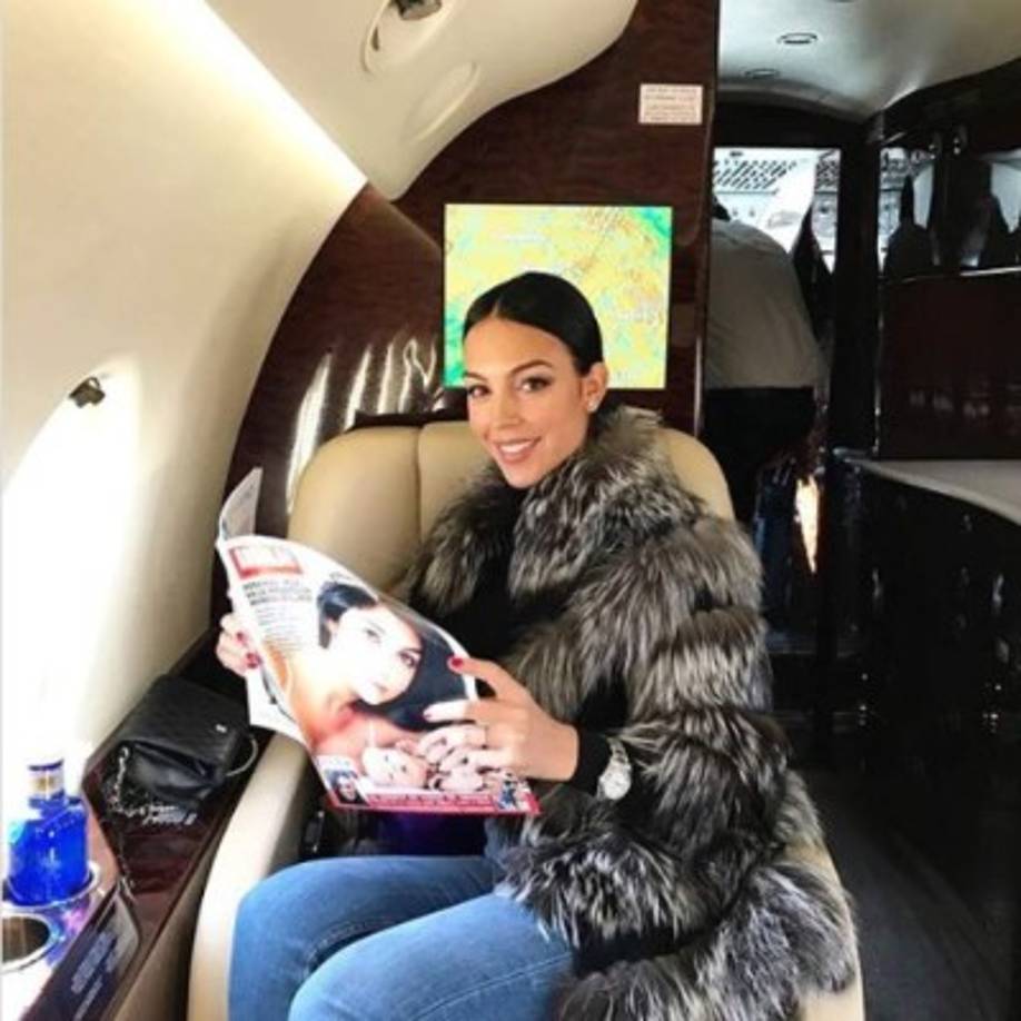 Solo la pareja de CR7 se puede permitir cambiar de reloj como de vestido. Es por ello que Georgina cuenta con relojes de todos los estilos y colores, una colección de una valía incalculable y que la joven no deja de aumentar.<br/><br/>Este Rolex Oyster Perpetual Explorer II de 42mm es el que la WAG usa ‘de diario’, según el medio Vanitatis.<br/><br/>