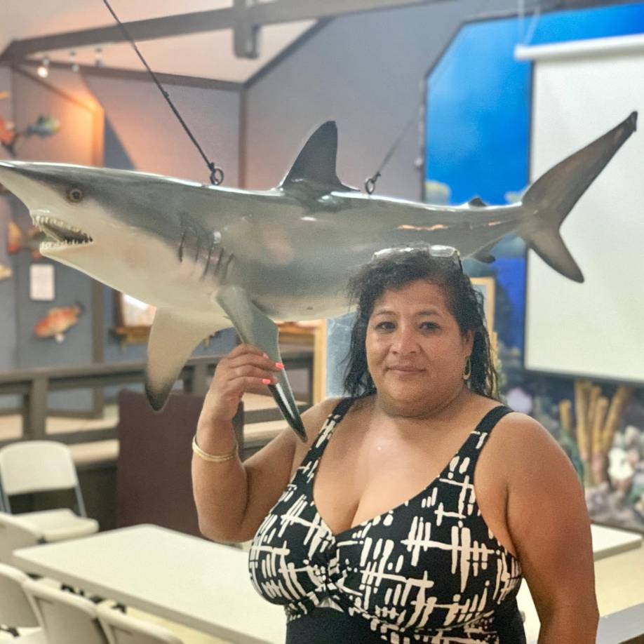 ”Mi mamá me traumó, es algo desde pequeña con mi mamá. Ella me traumó porque me hacía planchar mi uniforme y me hacía dejarle los quiebres a la falda, a los pantalones, y que se notaran, con un trapito encima”, explicó Carolina.