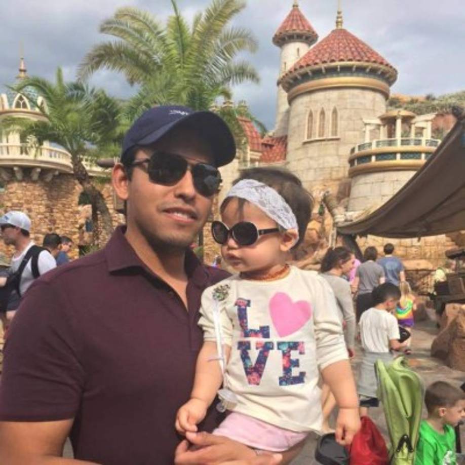 Florentina Victoria con su papá Iván Aguilera.