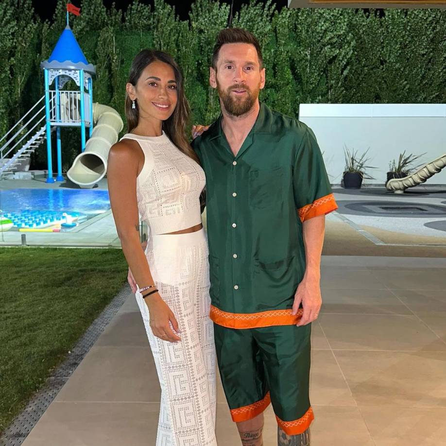 Messi sorprendió con su llamativo look posando junto a la piscina de su mansión del barrio cerrado Kentucky de la localidad santafesina de Funes. El crack argentino usó un conjunto de camisa de cuello abierto y pantalón bermuda color verde oscuro con vivos naranja.