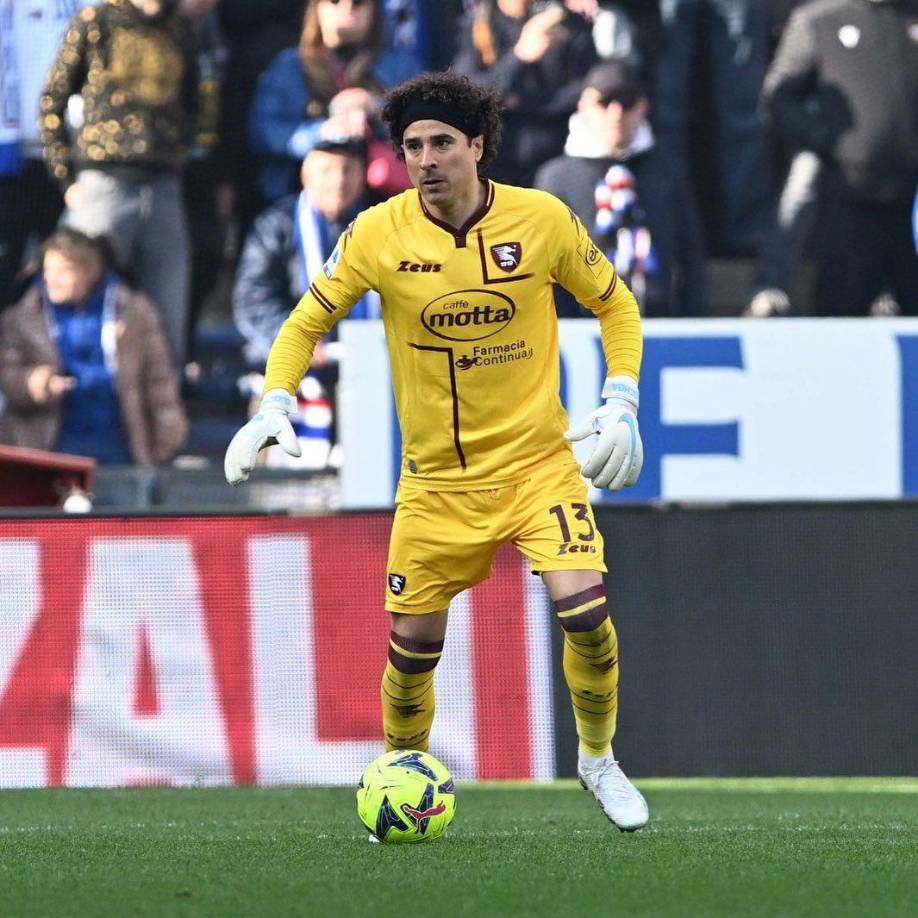 Diego Cocca, únicamente se limitó a decir que el guardameta se retrasó por problemas con su vuelo, pero evitó dar más detalles sobre el tema, al que más adelante se sabría lo sucedido en dicho viaje.