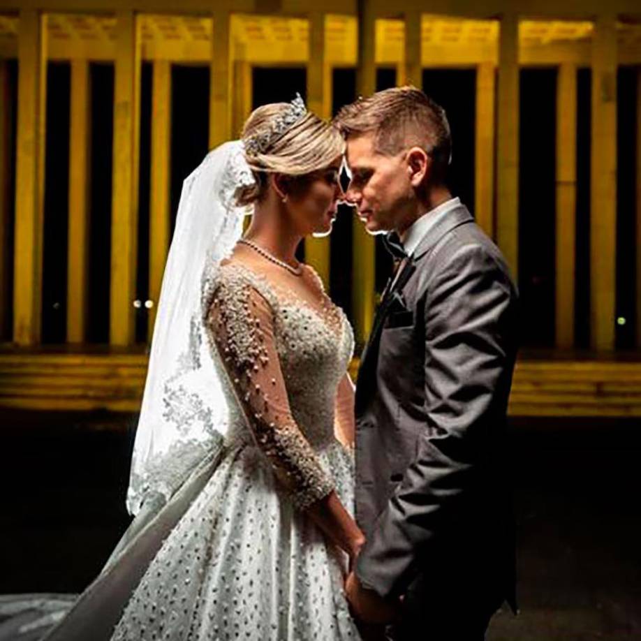 La joven de 32 años de edad está casada con el cantante venezolano Omar Acedo, con quien comparte una hija.