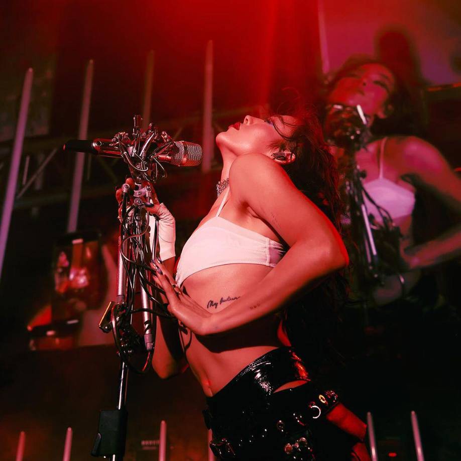 En cuanto a su carrera musical, Danna lanzó su álbum “Childstar” en julio de 2024, el cual ha sido aclamado por la crítica y ha consolidado su posición como una de las artistas más importantes del pop latino. El álbum incluye colaboraciones con artistas de renombre y ha sido un éxito en las listas de popularidad.