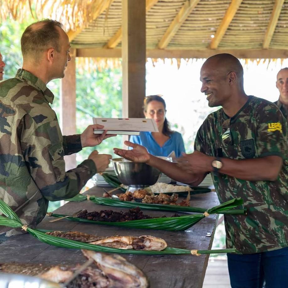 “Y son precisamente estos valores los que son esenciales en el deporte de alto nivel”, subrayó el ex futbolista sobre su experiencia con el tercer regimiento de la Legión Extranjera, el más condecorado desde su creación en 1920.