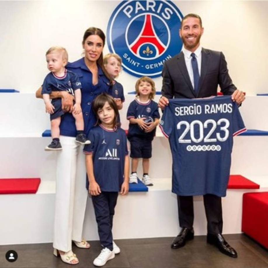 Pilar Rubio, esposa de Sergio Ramos, colgó una imagen en la que salen ambos con sus cuatros hijos y le dedicó un bonito mensaje. “¡Enhorabuena, cariño @SergioRamos, por esta nueva etapa en este gran club @PSG! Estaremos apoyándote como siempre. Por mi parte, me enfrento a uno de mis retos más complicados, estar con mi familia, en la que todos somos uno, en París, a la vez que en Madrid donde seguiré realizando mis distintos compromisos profesionales. Este tiempo tendré un nuevo mejor amigo: el avión. Seguro que me invento alguna afición nueva para las horas de vuelo. ¡Gracias a todos por el cariño recibido estos días!”.