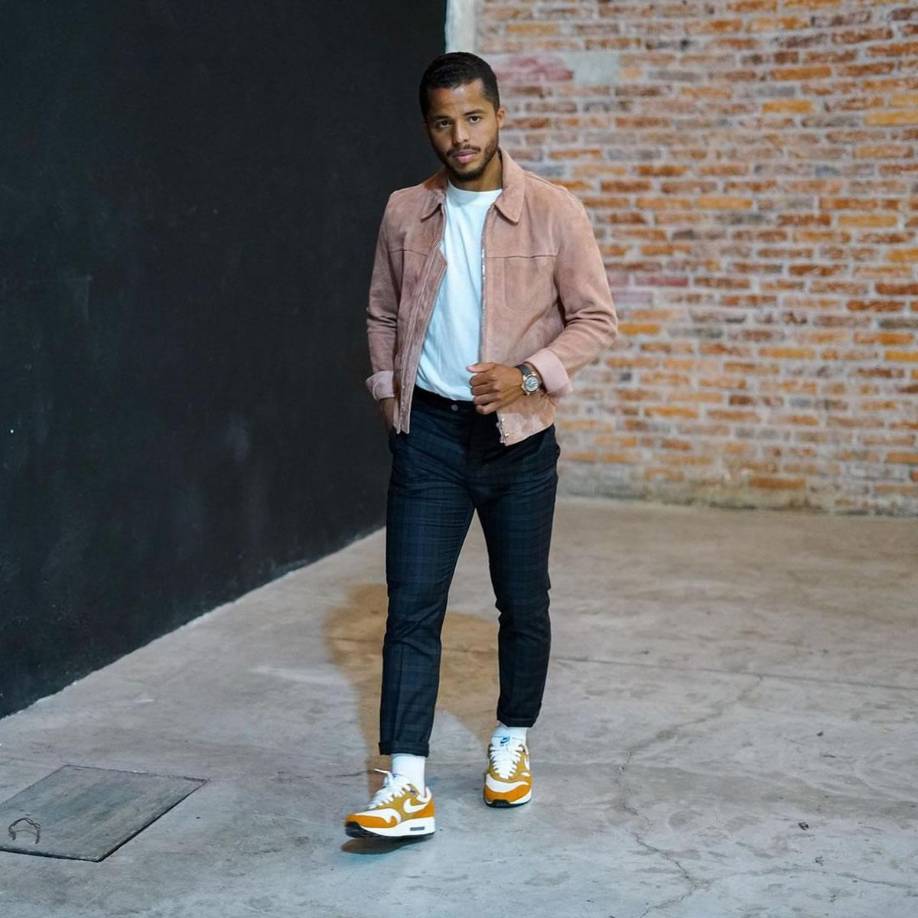 De acuerdo con El Universal Deportes, Giovani dos Santos es socio de Petróleos Mexicanos (PEMEX), empresa estatal de México encargada de la producción, transporte, refinación y comercialización del petróleo y gas natural.