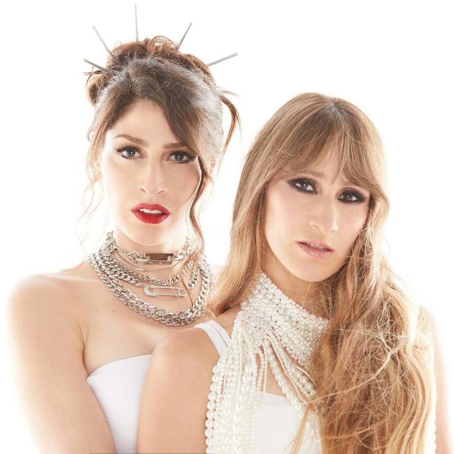 “Me diagnosticaron una enfermedad auto inmunológica y no sabían por qué no podía embarazarme. Estuvimos haciendo dos años de muchos tratamientos y literal, un mes antes Ashley me iba a regalar un óvulo”, recordó Hannah durante la entrevista que las cantantes le concedieron a <b>Yordi Rosado</b>.