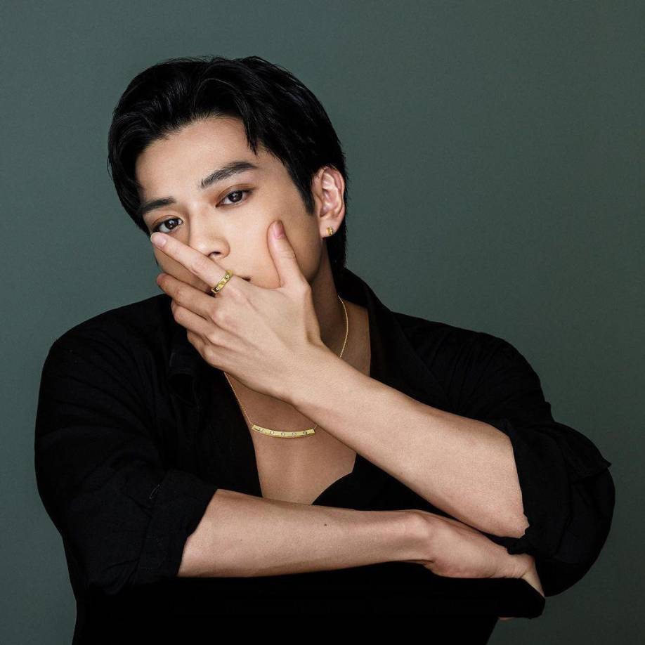 Aprendió a montar a caballo y a Yabusame (es un tipo de tiro con arco montado a caballo de tradición japonesa. ) cuando tenía 7 años. A la edad de 8 años comenzó a entrenar en Kyokushin Karate. Obtuvo el tercer puesto en el Campeonato Nacional de Karate Kyokushin de EE. UU. En la secundaria practicó gimnasia, waterpolo y lucha libre. A los 10 años también amaba la música y tocaba el piano. Más tarde se unió a la banda de música de Beverly Hills High School, tocando el saxofón y la flauta.