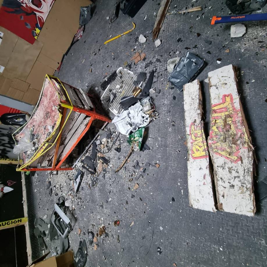 Después de cada sesión, los residuos son recogidos y colocados en bolsas para basura. 