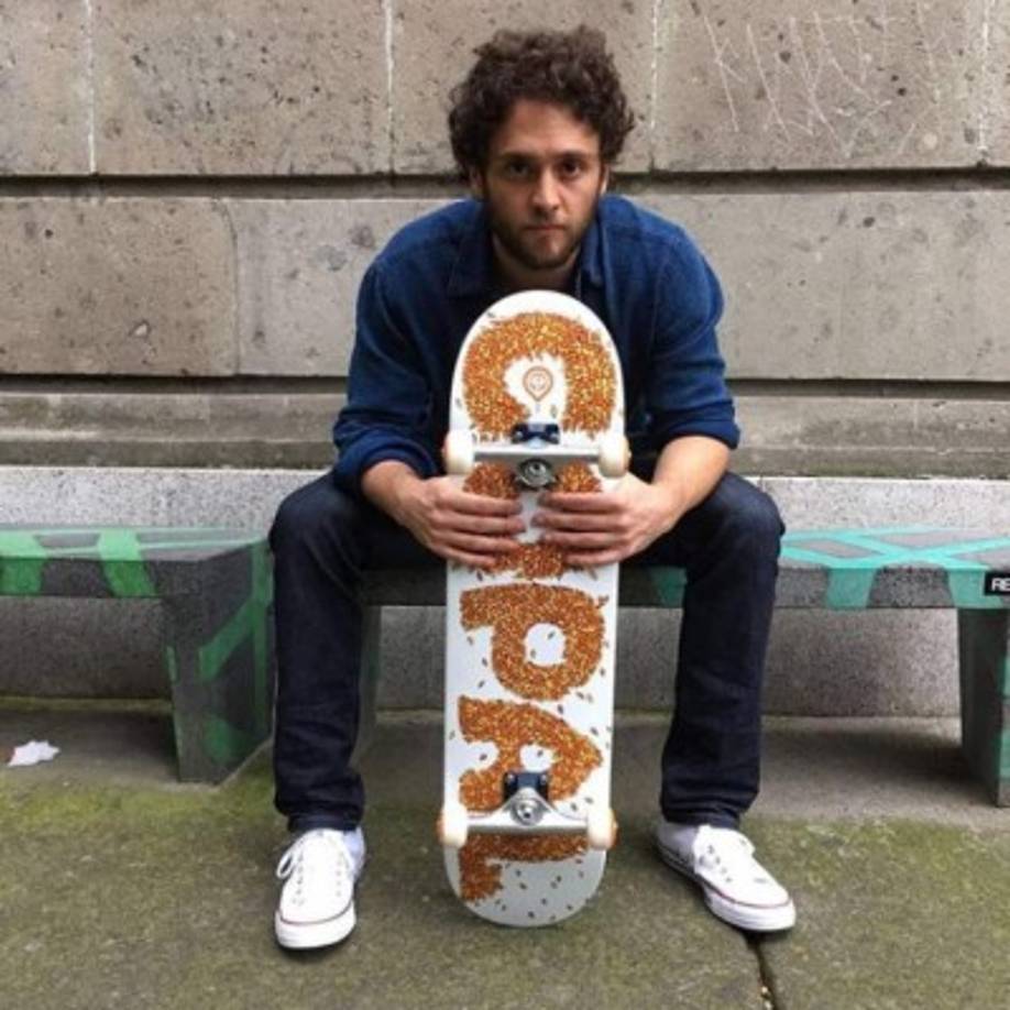 Uckermann lleva un buen tiempo con la cabellera larga y al natural, además ha dejado crecer su barba.
