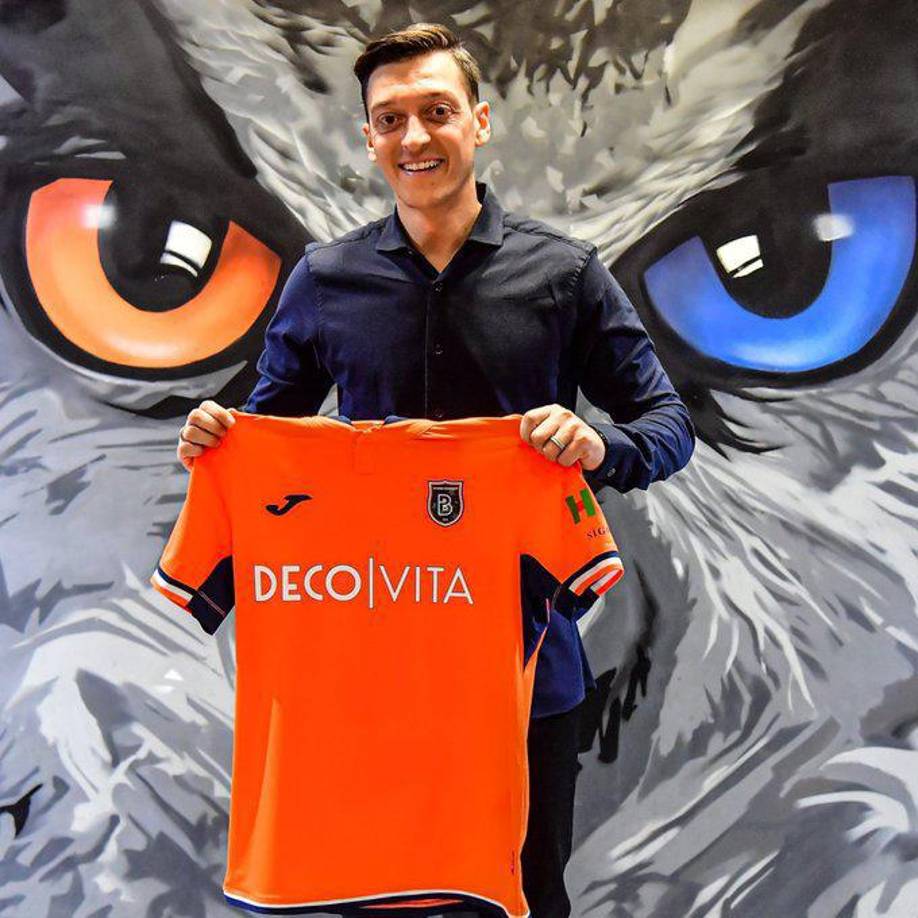 OFICIAL: El centrocampista alemán Mesut Özil, de 33 años, se comprometió por una temporada con el Basaksehir de Estambul, anunció este jueves el club turco, un día después del anuncio de la marcha del Fenerbahçe del jugador.
