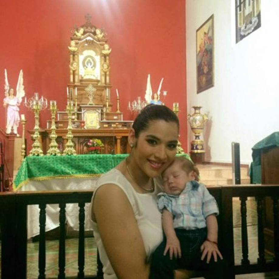 La periodista luce feliz junto a su primer hijo.