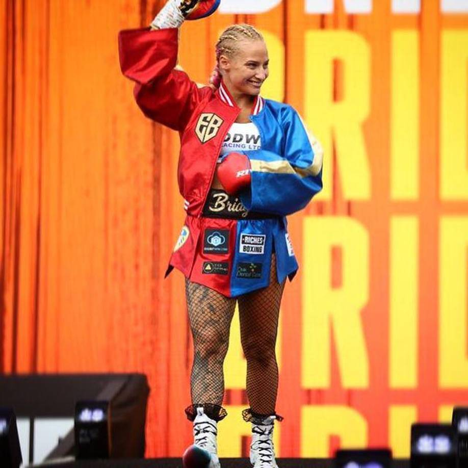 La hermosa boxeadora contó en entrevistas anteriores que le gusta verse en lencería mientras posa ante sus rivales.
