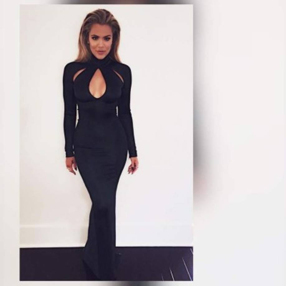 A través de su cuenta de Instagram, la hermana de Kim Kardashian publicó una imagen en la que, además de promocionar un té de desintoxicación, luce marcados pómulos, un mentón alargado y una nariz evidentemente más ancha.