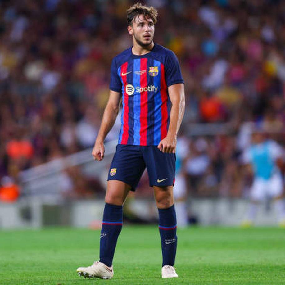 Nico González - El FC Barcelona quiere acelerar la operación salida y uno de los que podría irse es el joven centrocampista español de 21 años, quien estaría negociando su cesión al Betis con opción de compra. El futbolista no tendrá minutos en el nuevo proyecto blaugrana y ve con buenos ojos sumarse al proyecto verdiblanco y jugar en Europa League la próxima temporada.