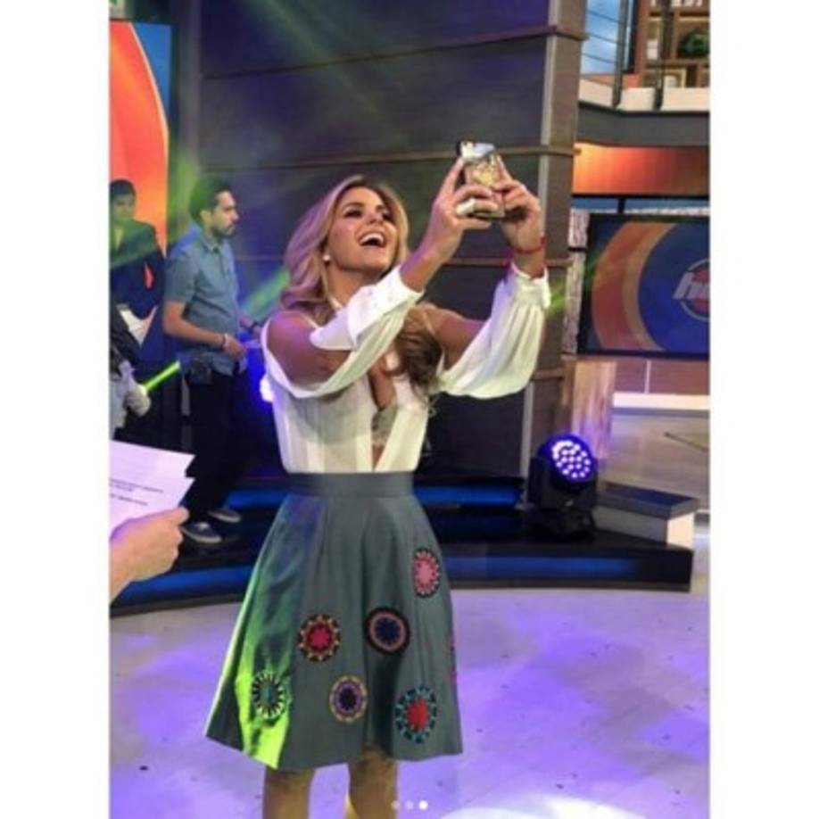 Por medio de las redes sociales del programa 'Hoy' y de 'Lucerito', varias fotos y videos fueron colgadas y los fans no se hicieron esperar tras ver a Lucero lucir un sexy escote.