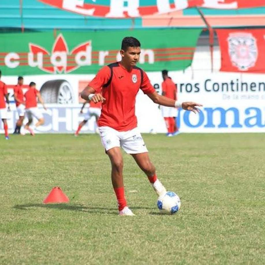 Luis Vega: el juvenil de Marathón, formado en esa entidad, se ha adueñado de un puesto en a defensiva, acompañando a Vargas y Techera, reconvertido a central. 