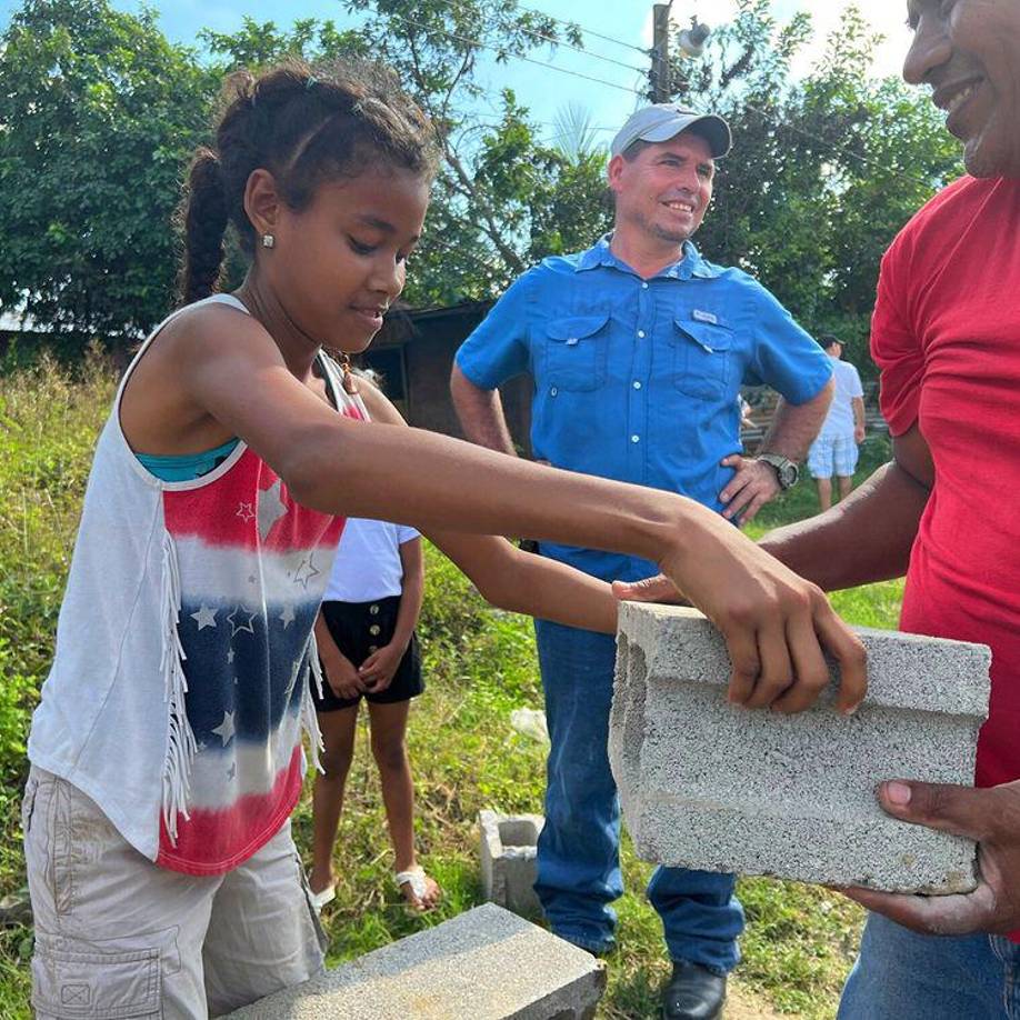 Hasta los más pequeños estuvieron presentes para dar su aporte a una obra más del influencer japonés.