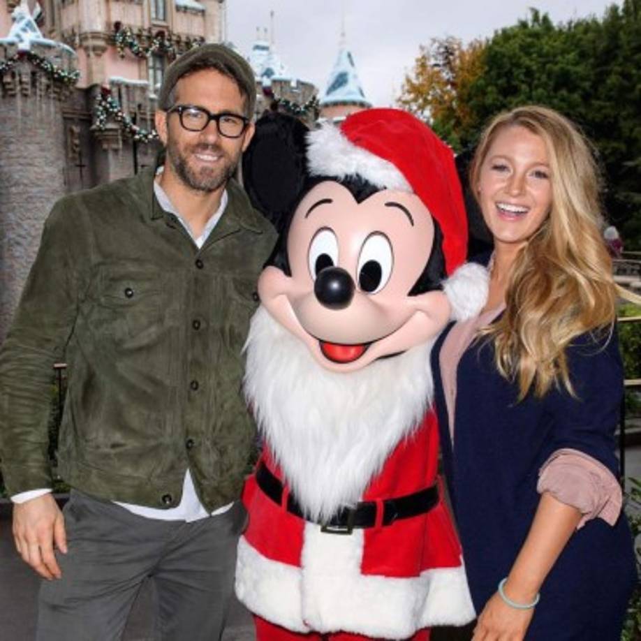 Ryan Reynolds posa con Mickey y su esposa Blake Lively.