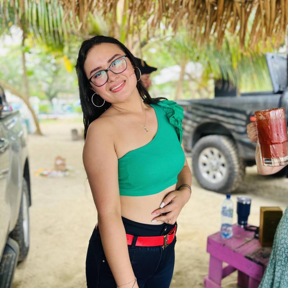 Lo que más a sorprendido a los usuarios es la edad y la belleza de la joven detenida y el fuerte arsenal que se le decomisó. 