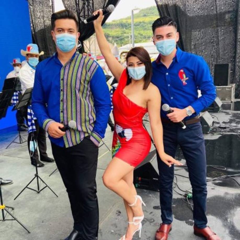 La conductora, también conocida como Milly, lució un tercer atuendo color rojo para celebrar las fiestas patrias. En la imagen aparece junto a sus colegas Allan Paul y César Enamorado.