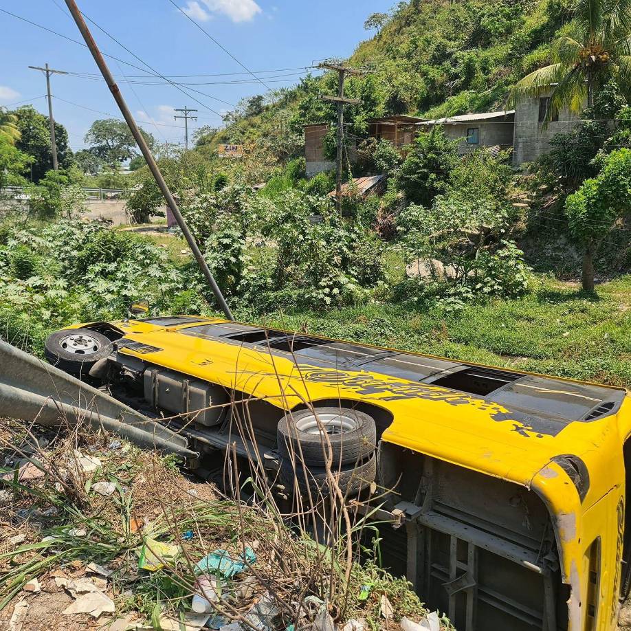 De acuerdo a testigos, el conductor del bus intentó rebasar a otros vehículos que circulaban por el concurrido bulevar. 