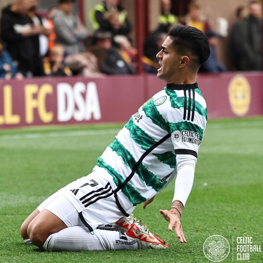 El catracho se lanzó al engramillado del Fir Park Stadium y desató la locura con su primer tanto.