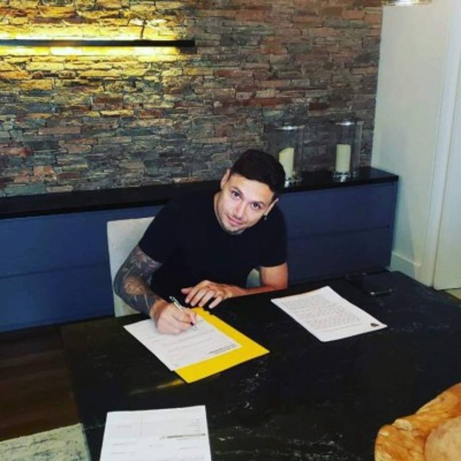 Boca Juniors ha anunciado la renovación de Mauro Zárate por un año con una opción de extender el contrato seis meses más. Según informa el Diario Olé, la firma no se hizo de formar presencial en el club como suelen suceder en estos eventos, fue en la casa del jugador junto a su representante pero acompañado por Jorge Bermúdez y Marcelo Delgado del Consejo de Juan Román Riquelme.<br/><br/>Según el medio argentino, tras la firma de renovación de Mauro ahora falta la firma de Carlos Tévez. 'Seguramente eso va a pasar en las próximas horas', dicen desde el Consejo.