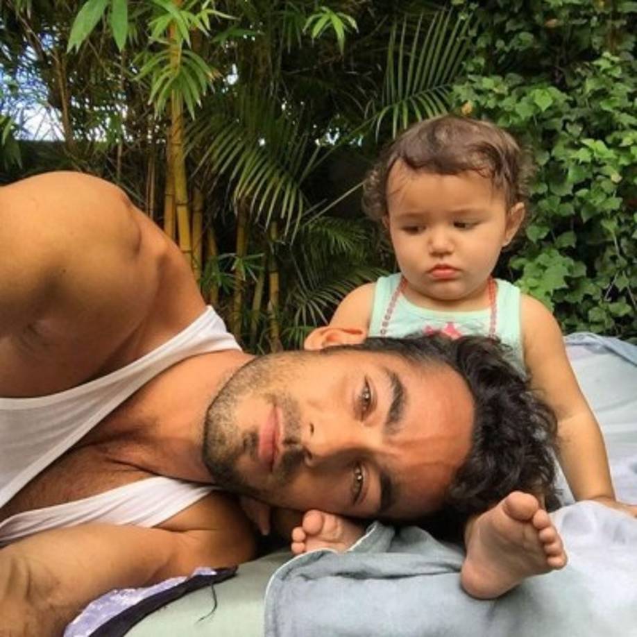 Aaron junto a su pequeña Regina.