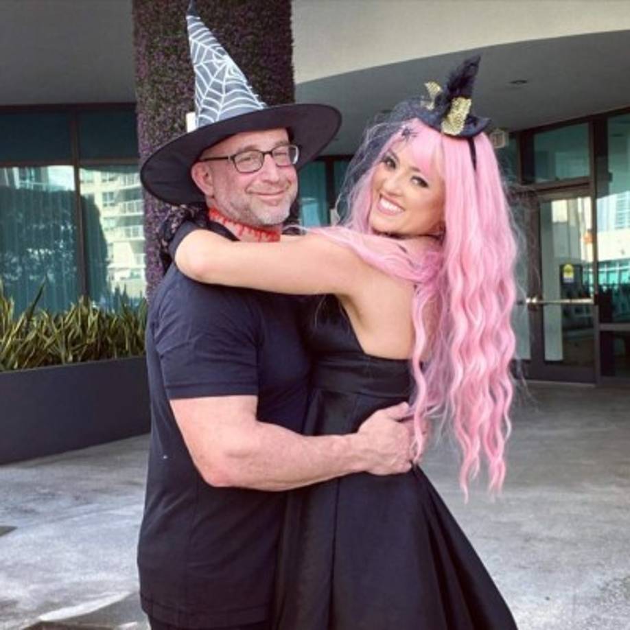 'Soy su BRUJA y él es mi BOO.#Halloween2020', expresó la comunicadora en la descripción de esta postal. <br/>